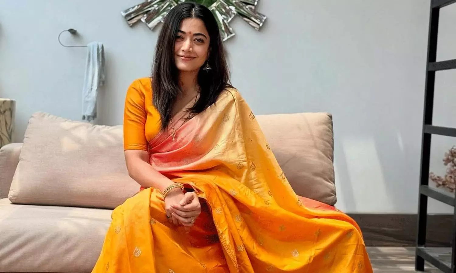 అందాల రష్మిక.. చీర ఎవరిచ్చారు? పిక్స్ ఎవరు తీశారు?