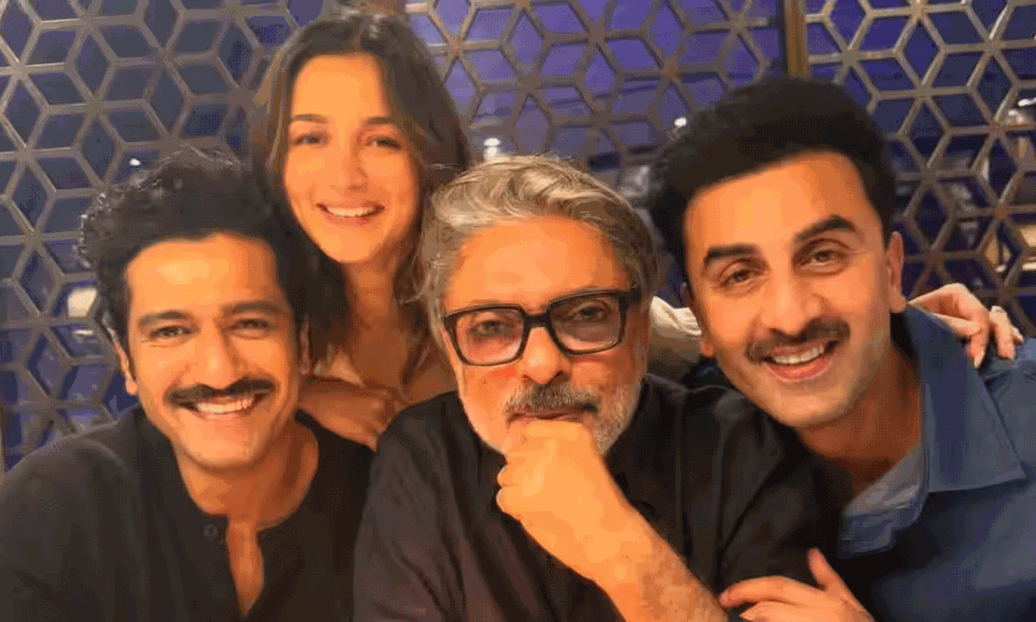 500 మంది వెయిటింగ్.. ముంబైలో షూట్ వర్షార్పణం 500 మంది వెయిటింగ్.. ముంబైలో షూట్ వర్షార్పణం