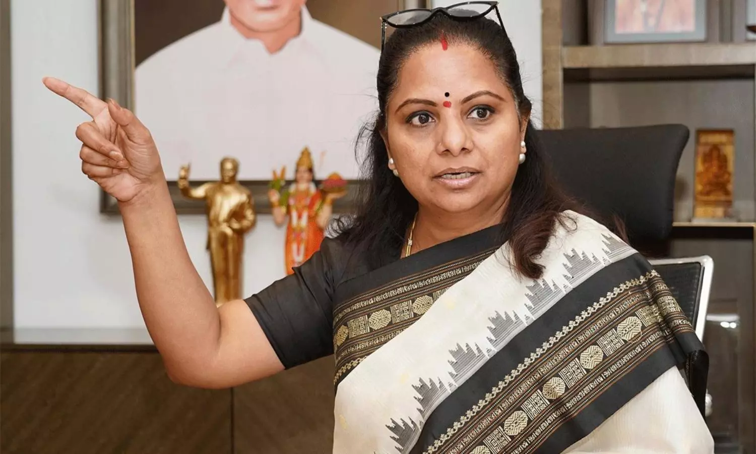 బ్రేకింగ్ : కవితకు బీఆర్ఎస్ షోకాజ్ నోటీసులు?