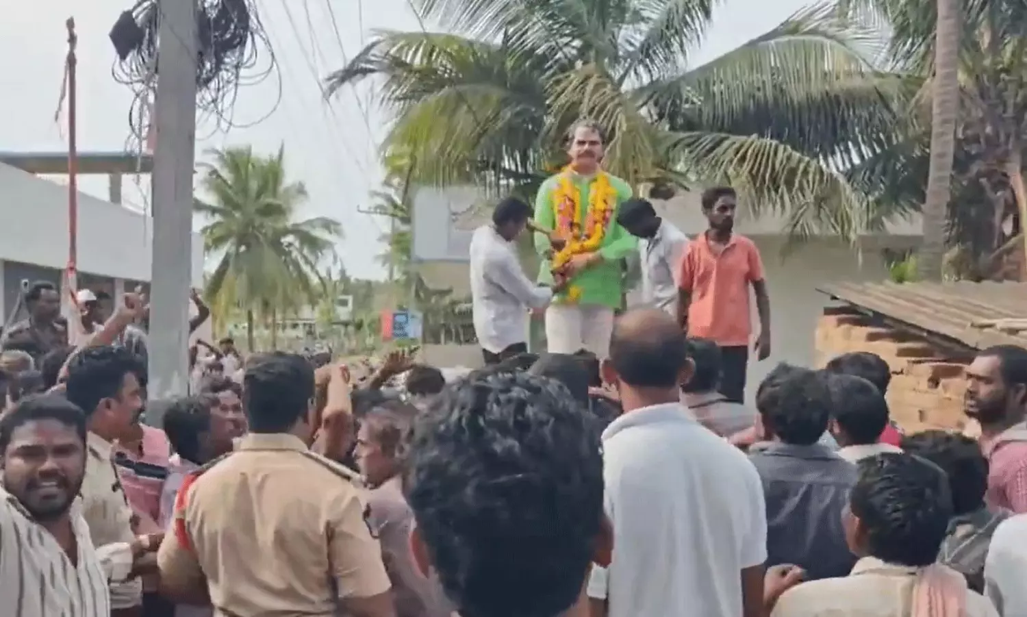 వంగవీటి రంగా విగ్రహం ఇష్యూ... సఖినేటిపల్లిలో ఉద్రిక్తత!