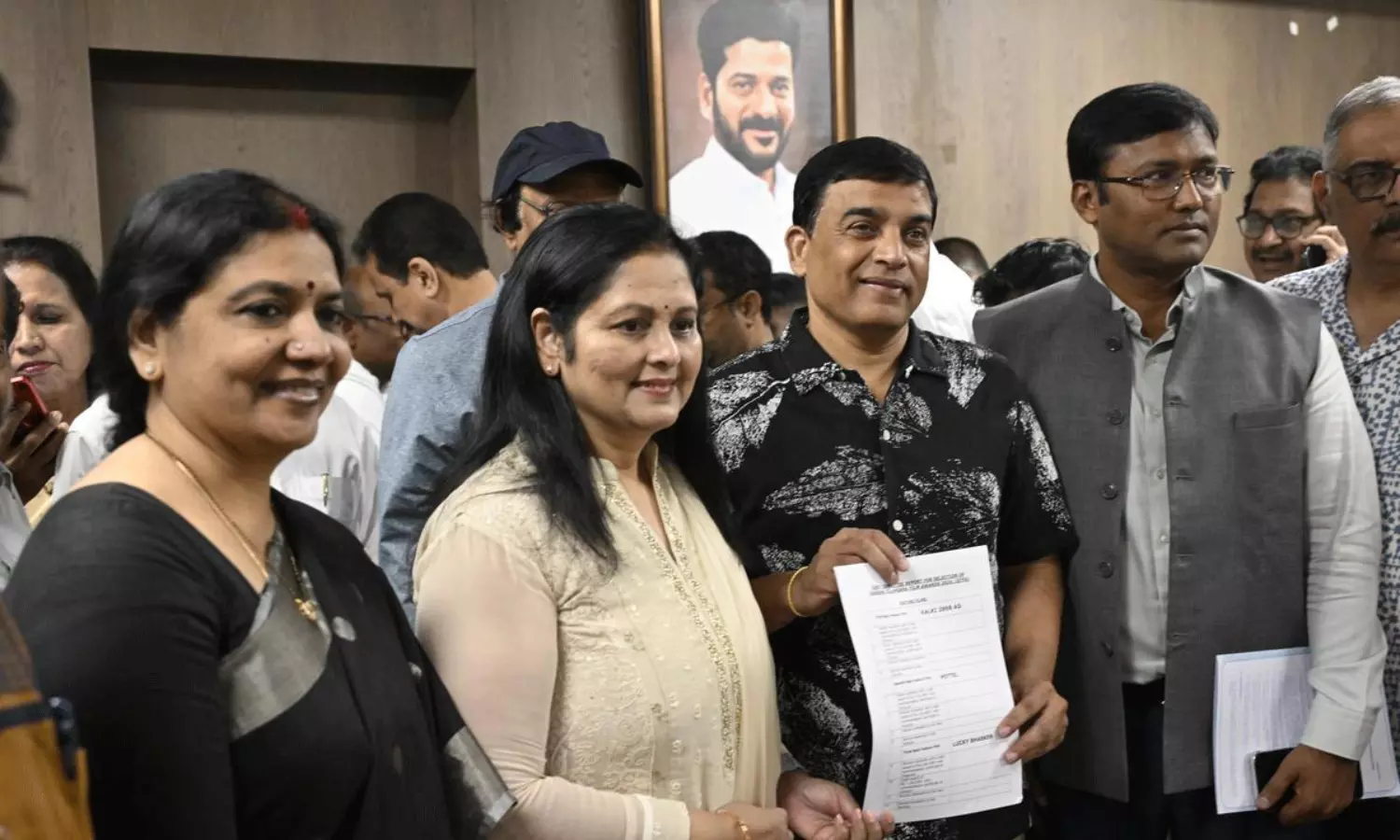 తెలంగాణ ప్రభుత్వానికి చాలా థ్యాంక్స్.. అల్లు అర్జున్, ఎన్టీఆర్ తెలంగాణ ప్రభుత్వానికి చాలా థ్యాంక్స్.. అల్లు అర్జున్, ఎన్టీఆర్