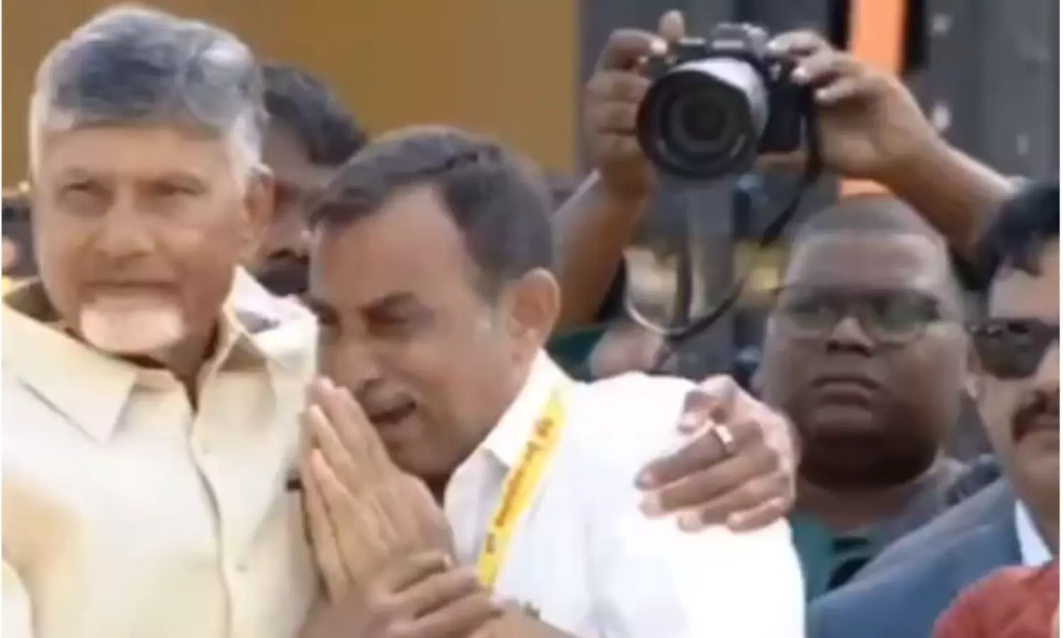 దేవుని గడపలో మహానాడు సూపర్ హిట్.. ఆనందభాష్పాలతో శ్రీనివాస్ రెడ్డి! దేవుని గడపలో మహానాడు సూపర్ హిట్.. ఆనందభాష్పాలతో శ్రీనివాస్ రెడ్డి!