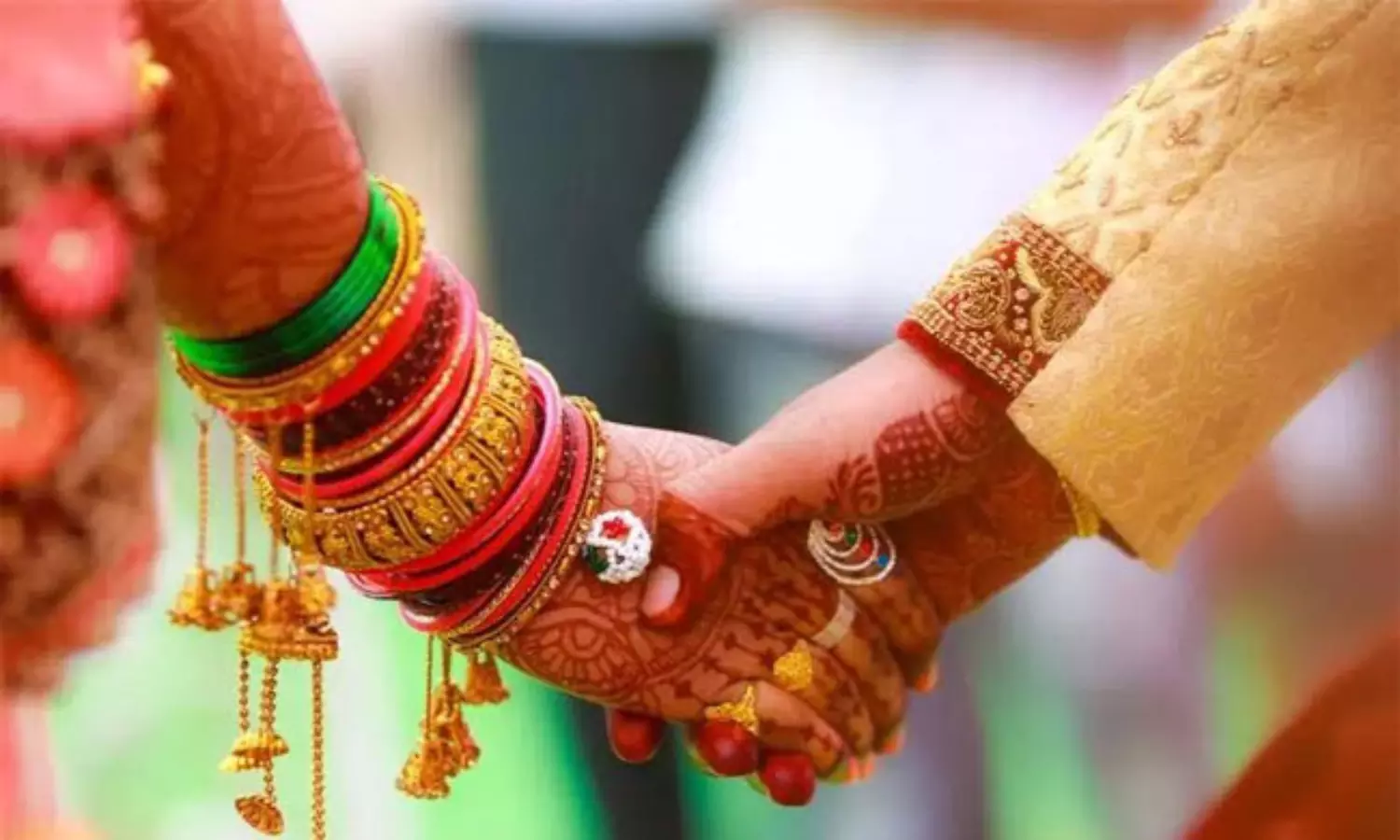 ఇంట్లోని ప్రేమకు ఇమ్మిగ్రేషన్ అడ్డంకులు!