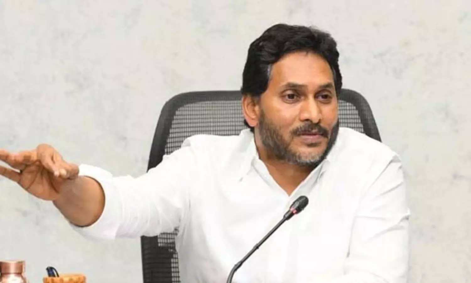 ప‌వ‌న్ పేరు జ‌గ‌న్ ఎందుకు ఎత్త‌ట్లేదు... !