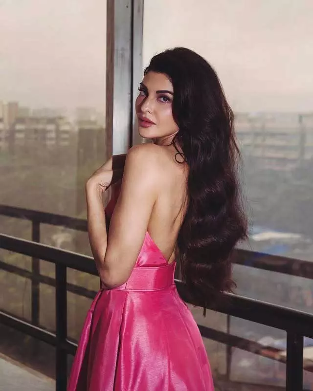 Jacqueline Fernandez Lights Up the Day with Her Monsoon Look Jacqueline Fernandez Lights Up the Day with Her Monsoon Look