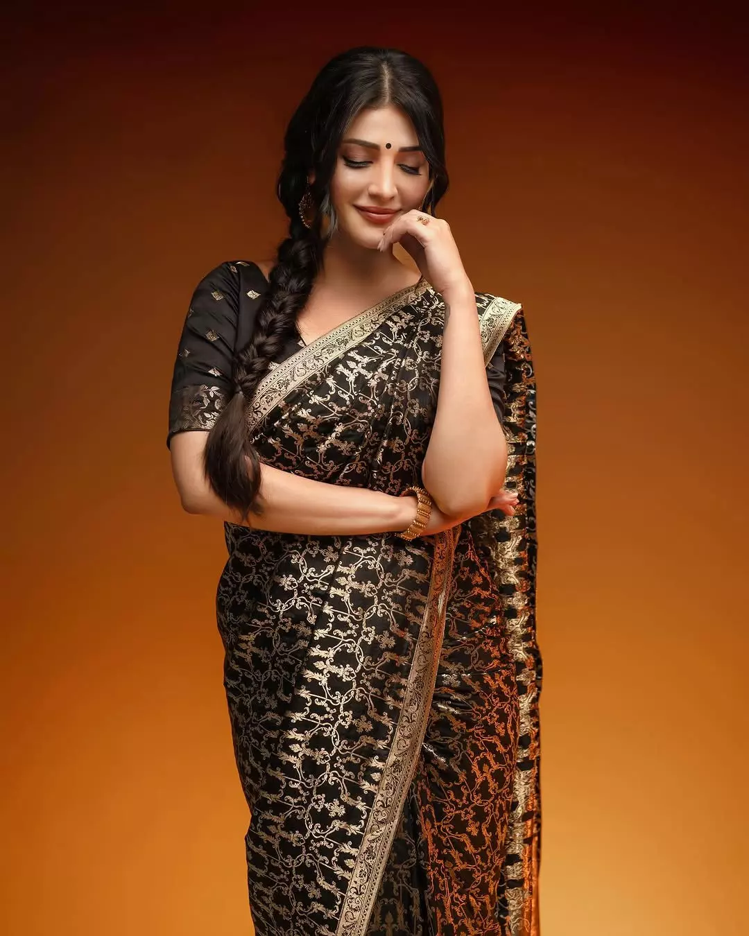 Shruti Haasan Looks Adorable in Elegant Black Saree Shruti Haasan Looks Adorable in Elegant Black Saree