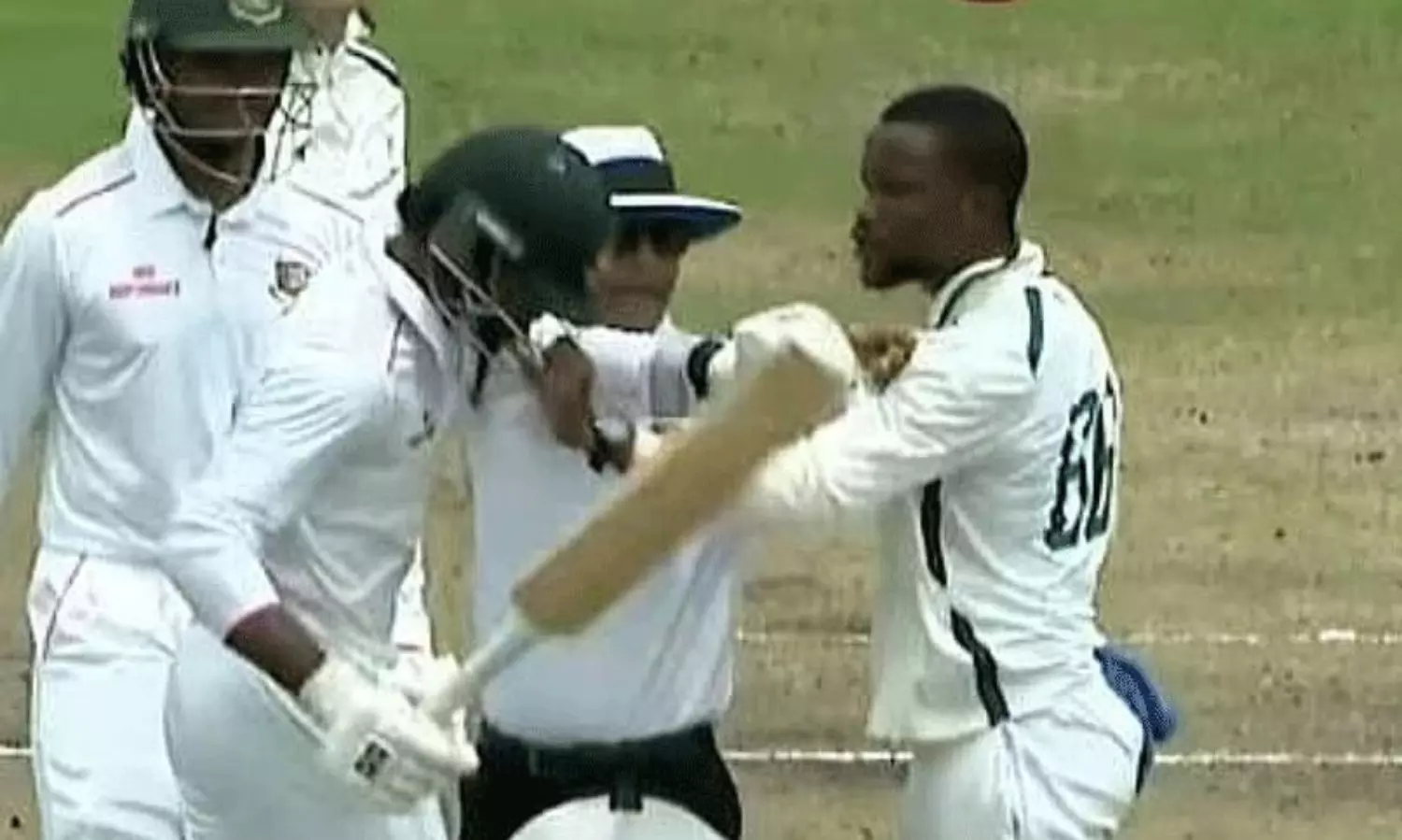 బౌలర్.. బ్యాట్స్ మన్ డిష్యుం డిష్యుం.. పిచ్ పైనే తన్నులాట