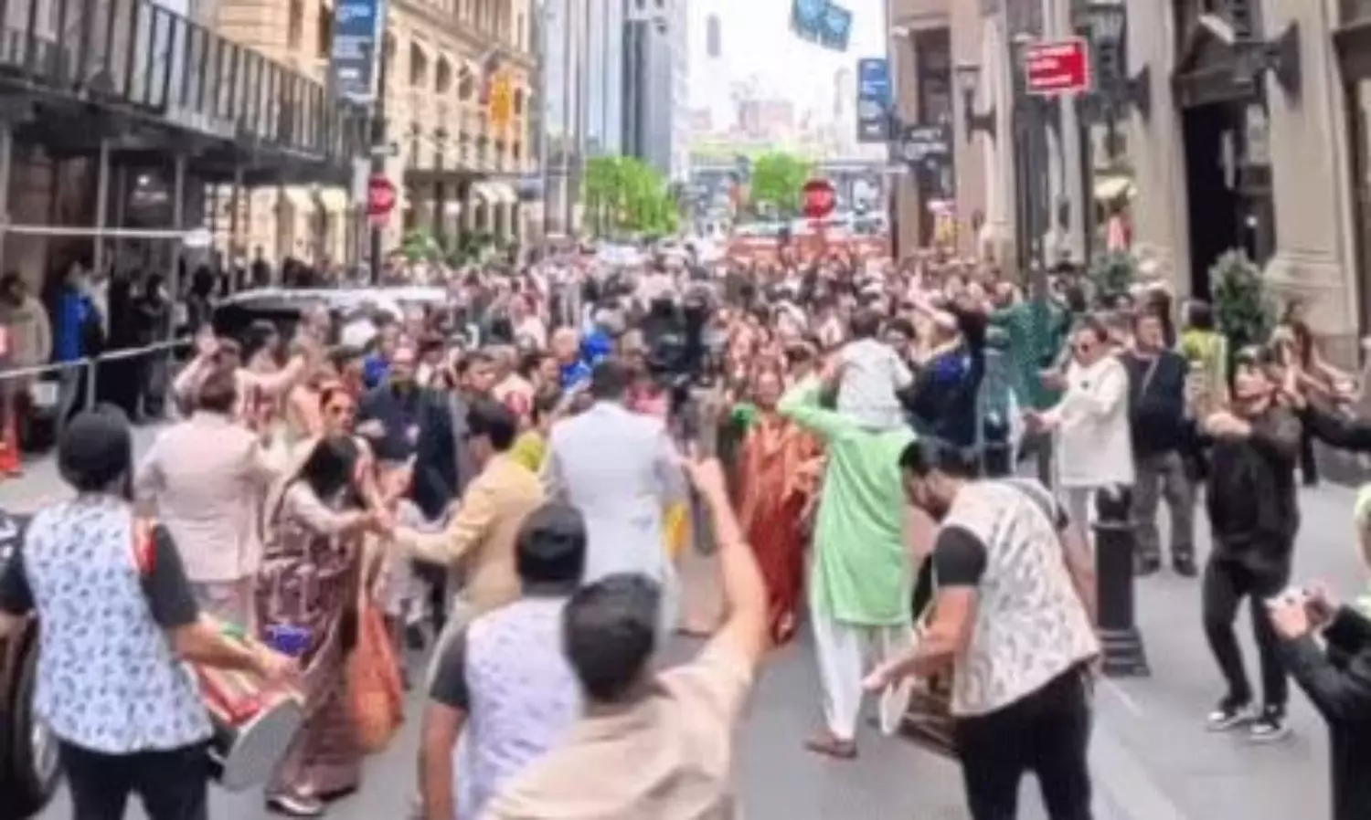 వాల్ స్ట్రీట్ చరిత్రలో నిలిచిపోయిన ఇండియన్ బరాత్.. 400 మందితో డ్యాన్స్.. వీడియో వైరల్! వాల్ స్ట్రీట్ చరిత్రలో నిలిచిపోయిన ఇండియన్ బరాత్.. 400 మందితో డ్యాన్స్.. వీడియో వైరల్!