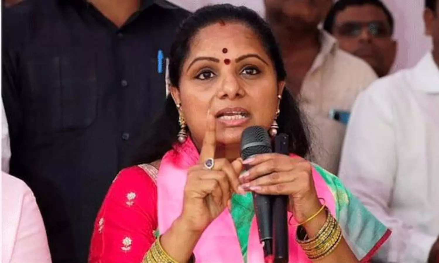 పార్టీ నుంచి బహిష్కరణ ప్రచారం.. కవిత రియాక్షన్ ఇదీ పార్టీ నుంచి బహిష్కరణ ప్రచారం.. కవిత రియాక్షన్ ఇదీ