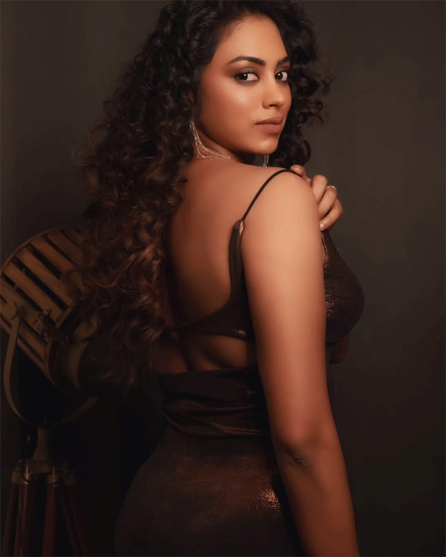 Kamakshi Bhaskarla Sizzles in Sarees and Western Wear