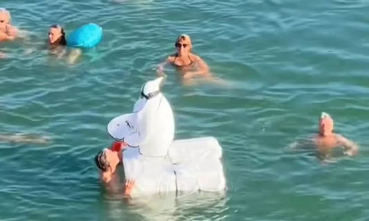 ఏంటి ఇలా కూడా ఆఫీసుకు వెళ్తారా.. వీళ్ల సాహసాన్ని మెచ్చుకోవాల్సిందే!