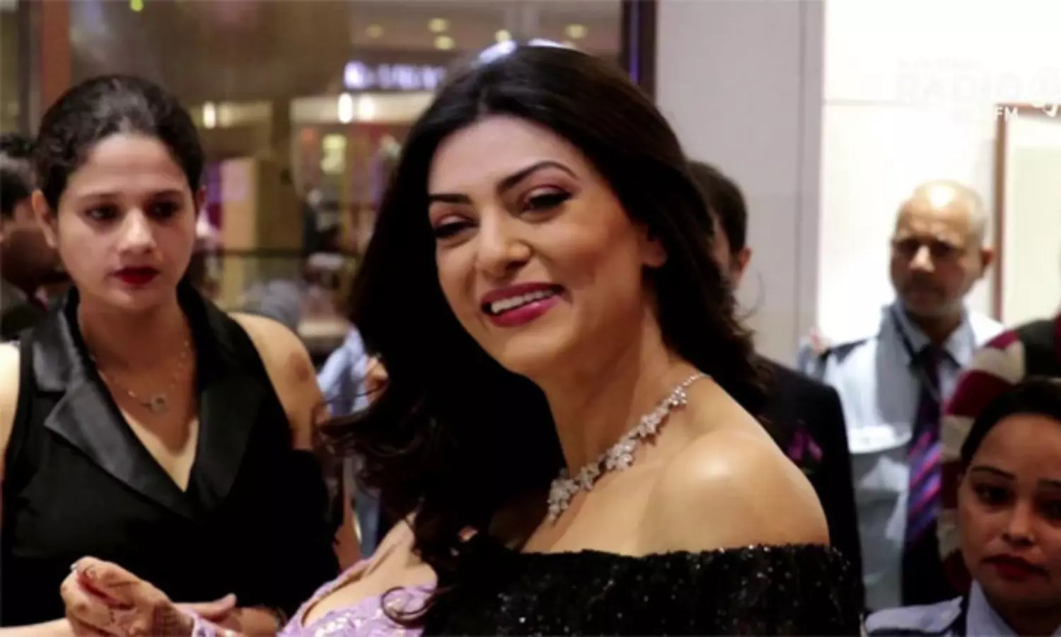 ఈ పాపుల‌ర్ న‌టి దుబాయ్ బంగారు బాతు!