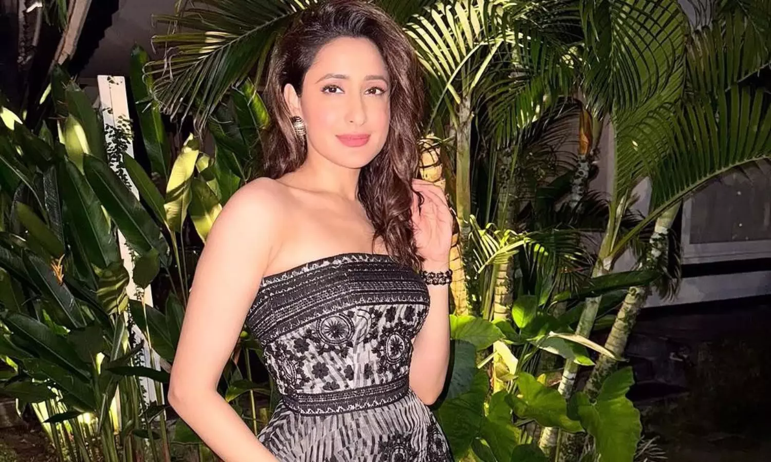 కంచె బ్యూటీ ప్ర‌గ్య స్ట‌న్నింగ్ లుక్