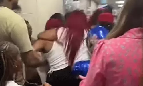 అమెరికా స్కూల్లో పిల్లల తల్లులు పొట్టుపొట్టుగా కొట్టుకున్నారు!