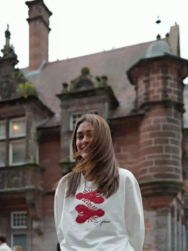 Mrunal and Her Lobster: This Pic Screams Pure Bonding Mrunal and Her Lobster: This Pic Screams Pure Bonding