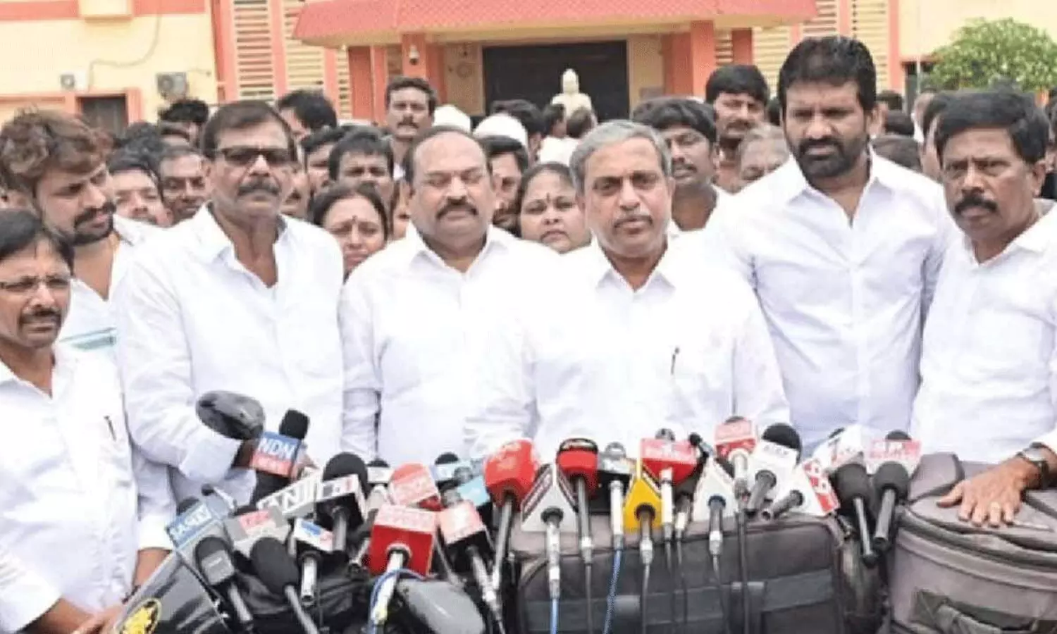 ఈ బెదిరింపులు వైసీపీకి ప్లస్సా మైనస్సా ?