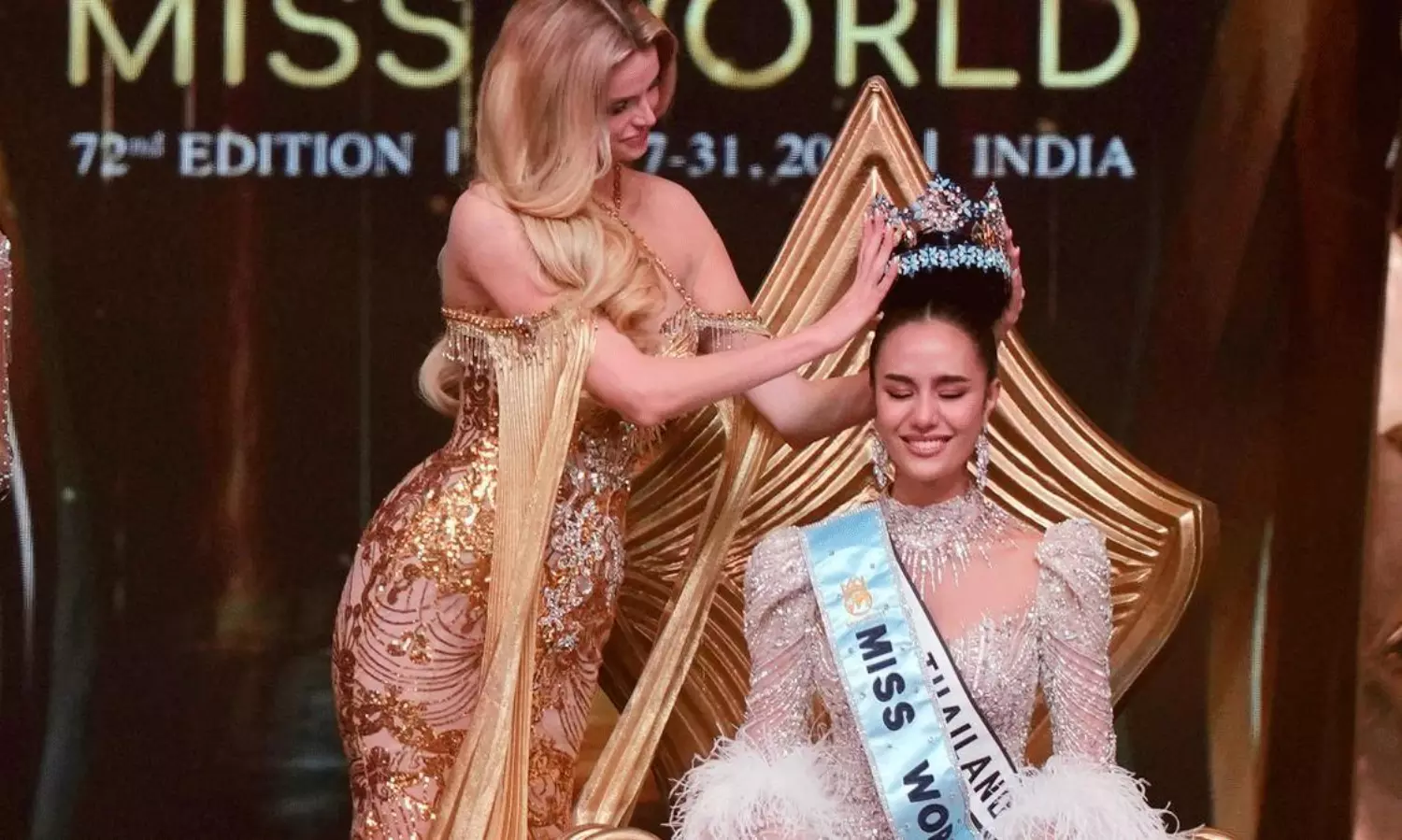 ముంబయిలో కిరీటం పెట్టుకొని.. హైదరాబాద్ లో ఇచ్చేసిందిగా!