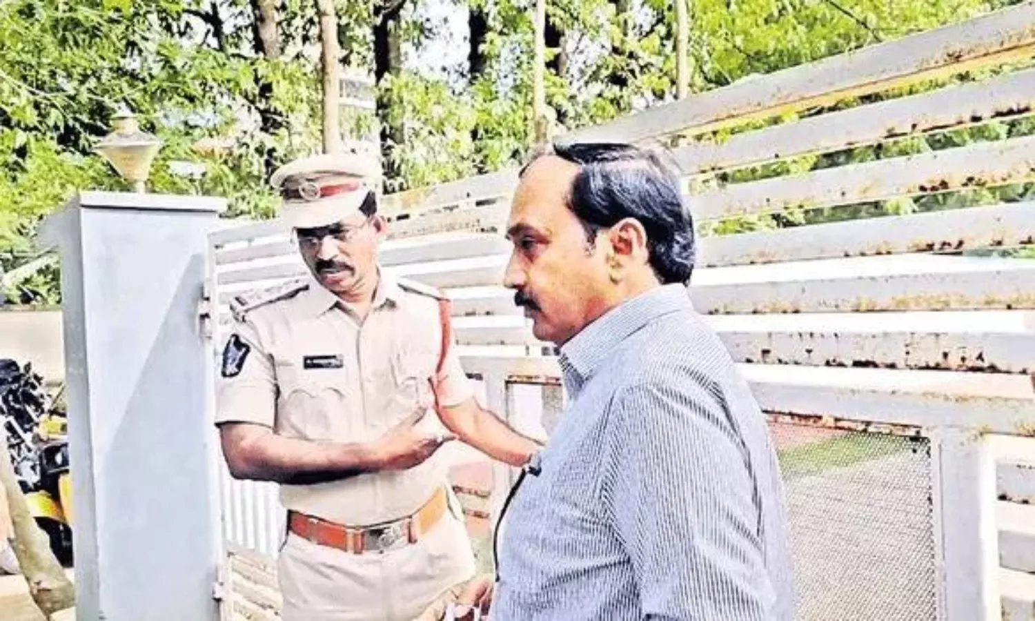 మళ్లీ ట్రోలర్లకు చిక్కిన ఆళ్ల.. ఈ సారి స్కూటీని వాడేసిన మాజీ ఎమ్మెల్యే..