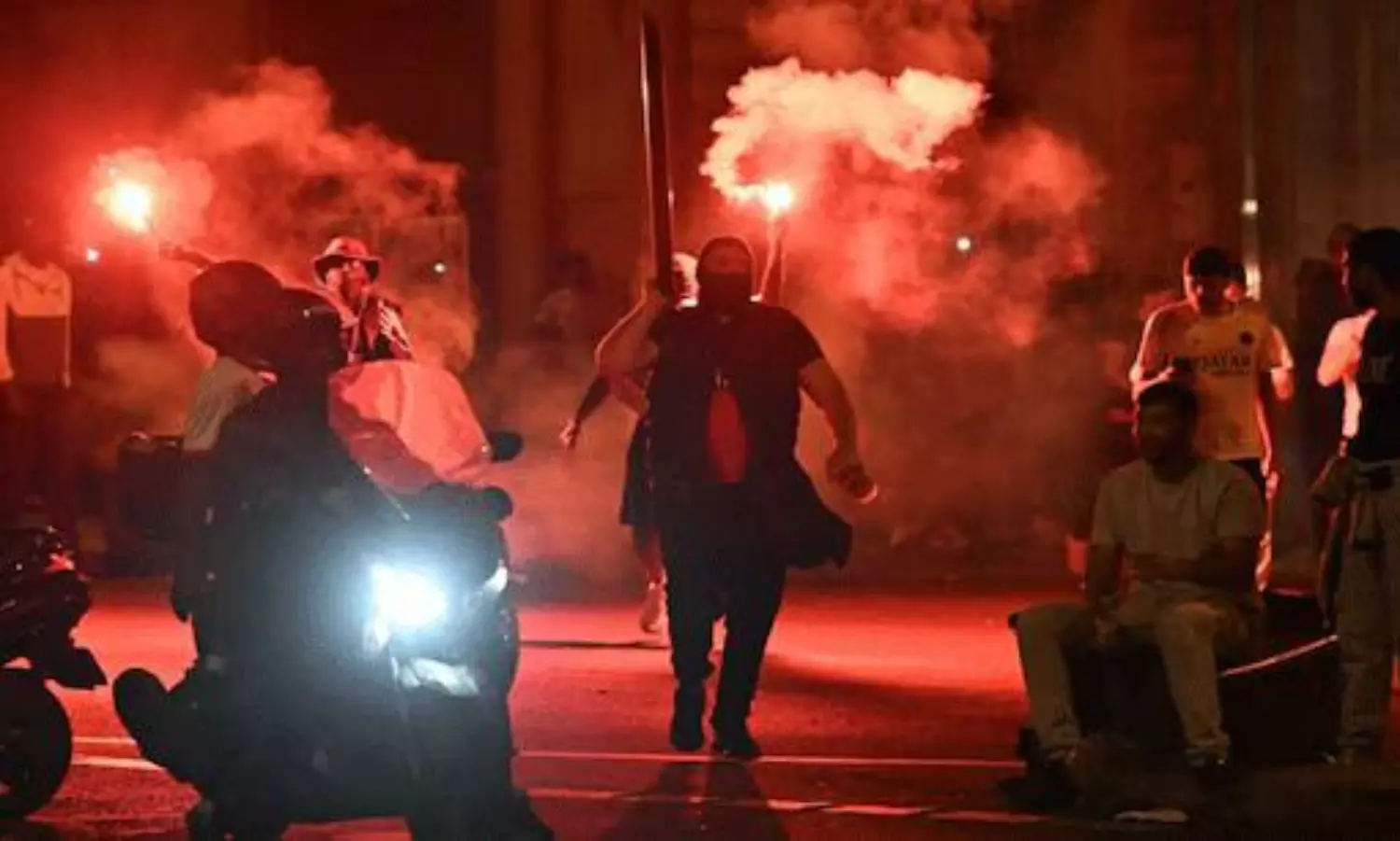 పారిస్‌లో ఫుట్‌బాల్ చిచ్చు.. అల్లర్లలో ఇద్దరు మృతి.. 192 మందికి గాయాలు!