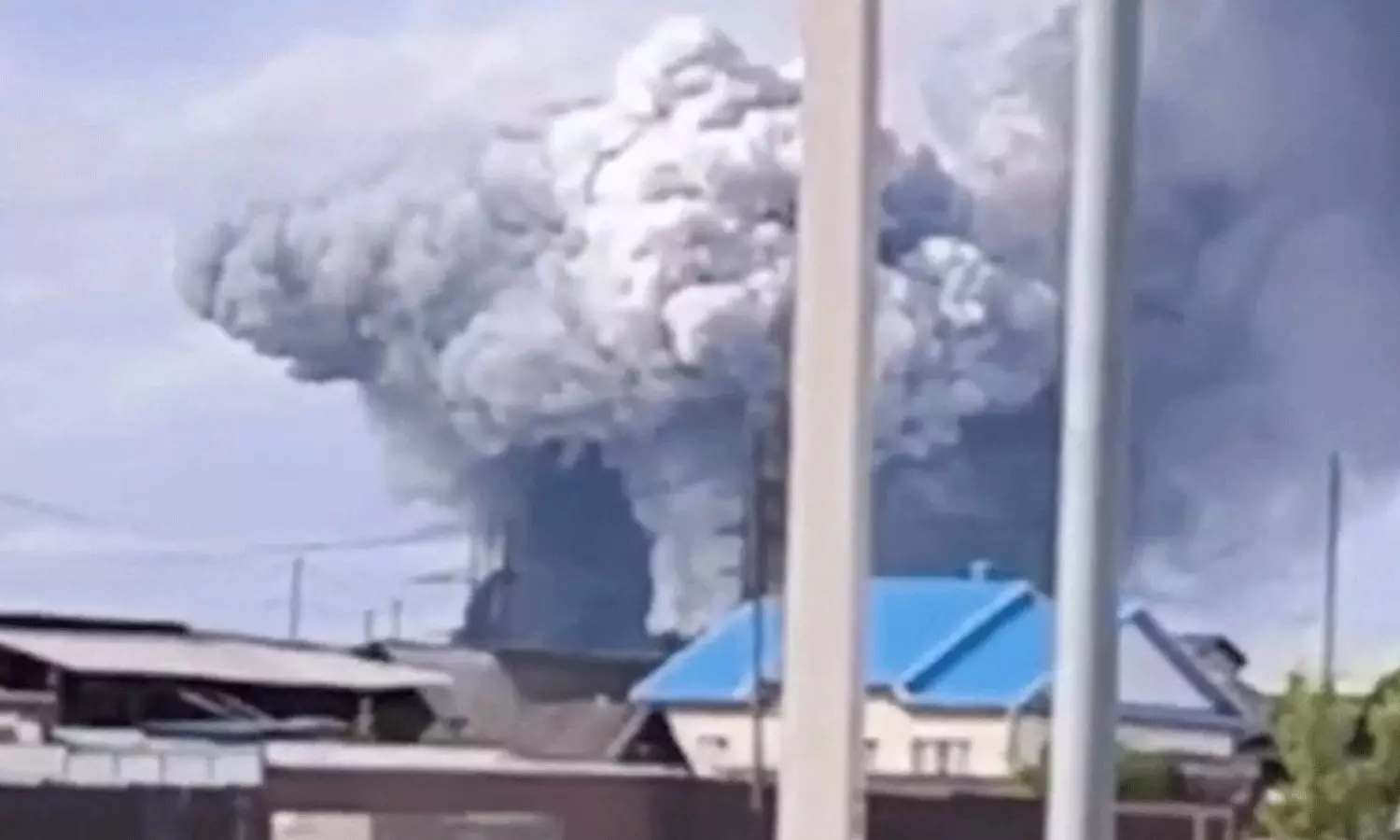 రష్యాపై ఉక్రెయిన్ ఈ రేంజ్ లో విరుచుకుపడటం ఫస్ట్ టైమ్.. వీడియోలు వైరల్!