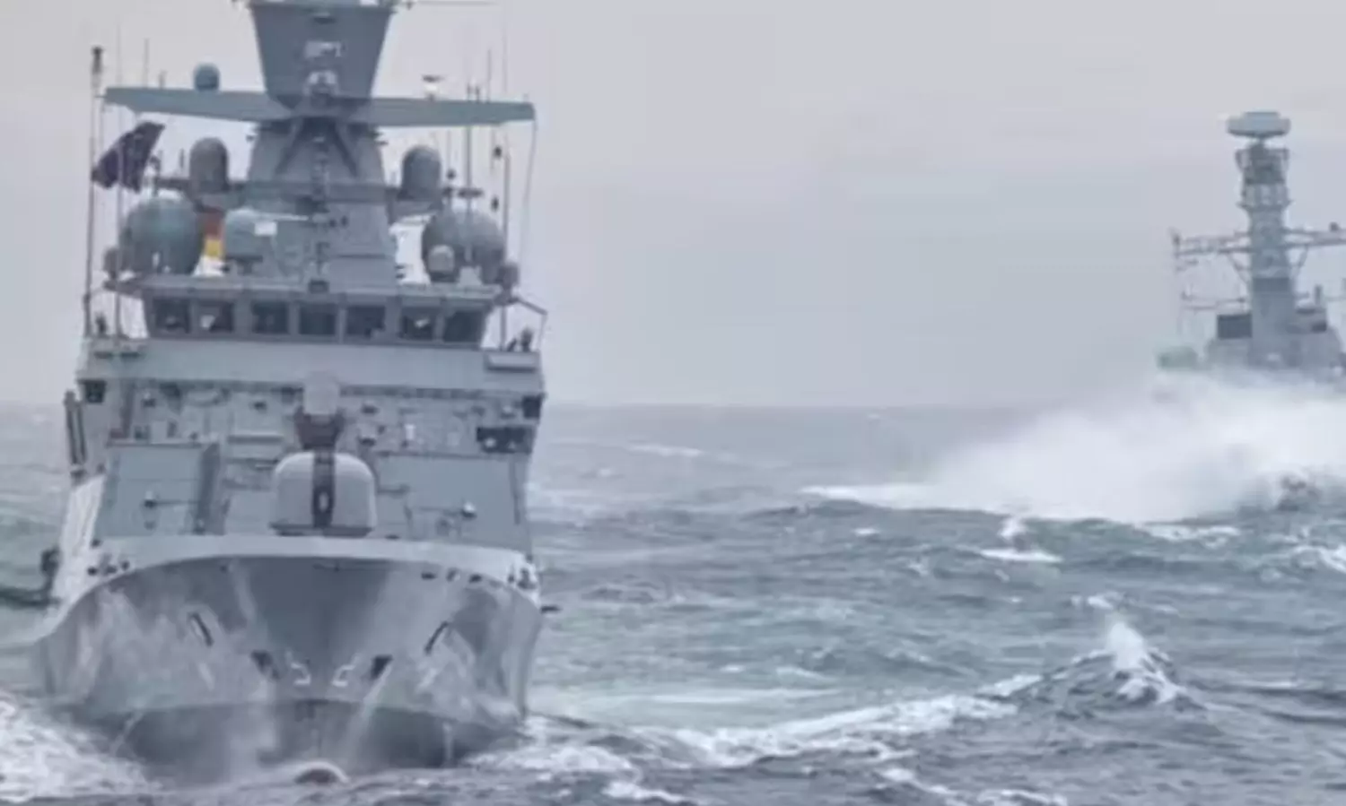 నేవీ నౌకలు బూడిద రంగులోనే ఎందుకు ఉంటాయి? దీనికి కారణం ఇదే ?