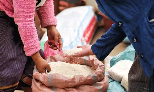 రేషన్ పై ఏపీ పద్దతిని ఫాలో అవ్వండి రేవంత్