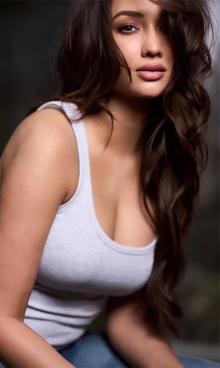 Akanksha Sharma’s Fresh Look: Casual Vibes in Latest Post