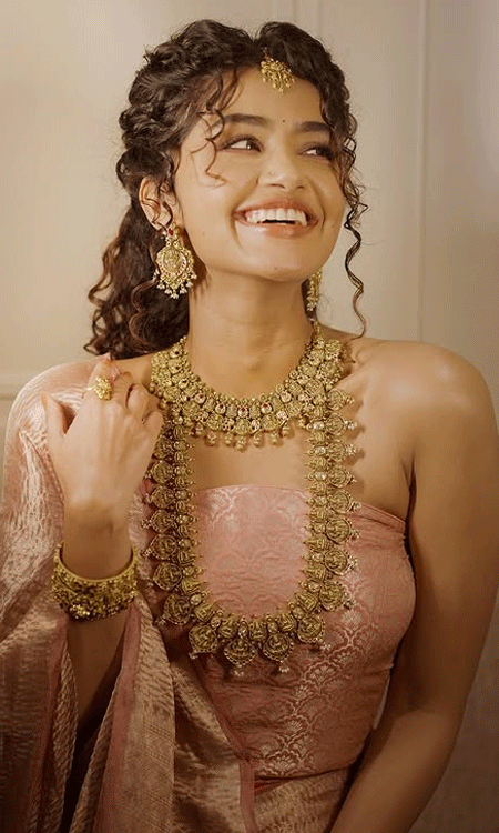 Anupama Parameswaran Crowned and Draped in Tradition