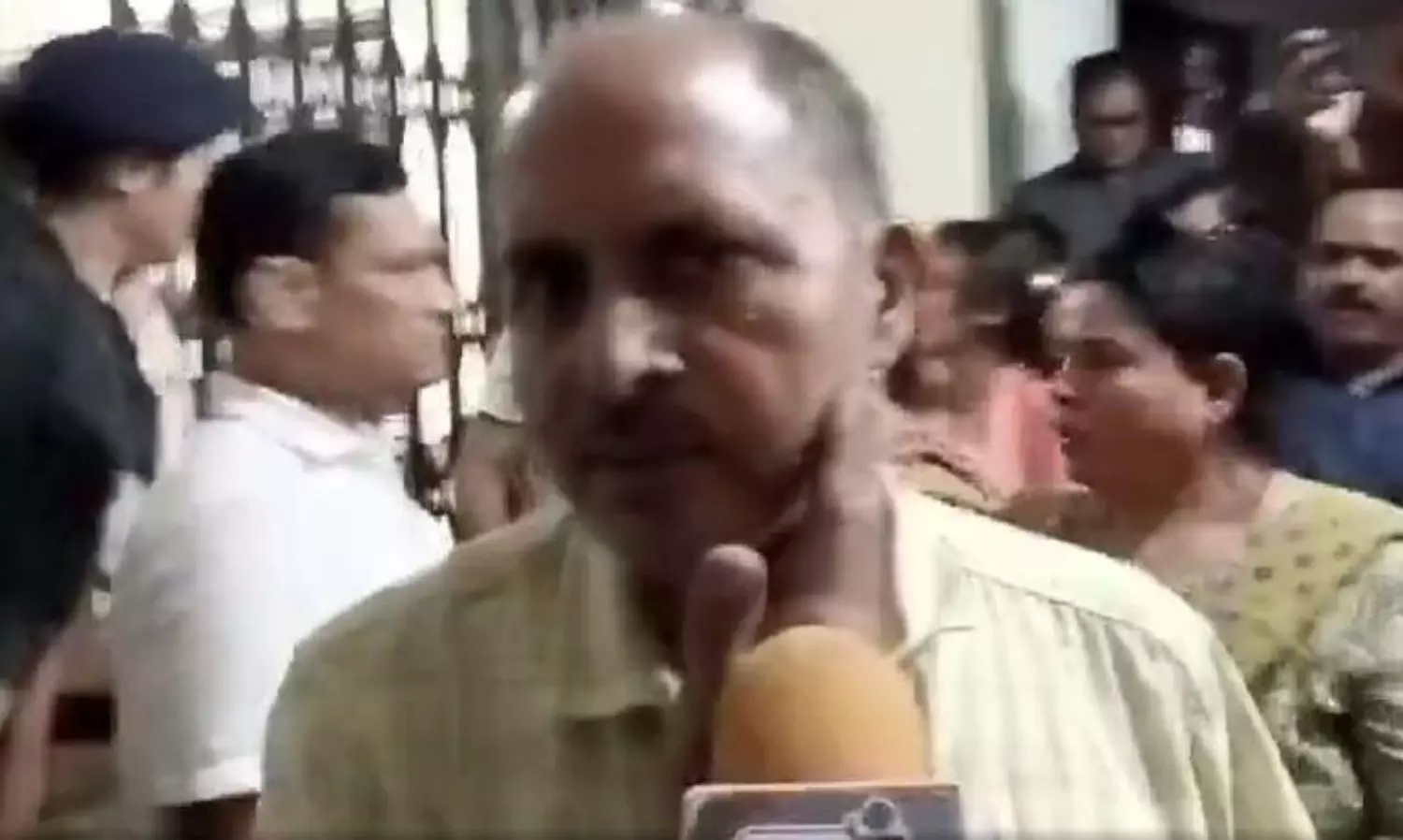 MP Woman Cop Orders Assault on Her Own Father in Public MP Woman Cop Orders Assault on Her Own Father in Public