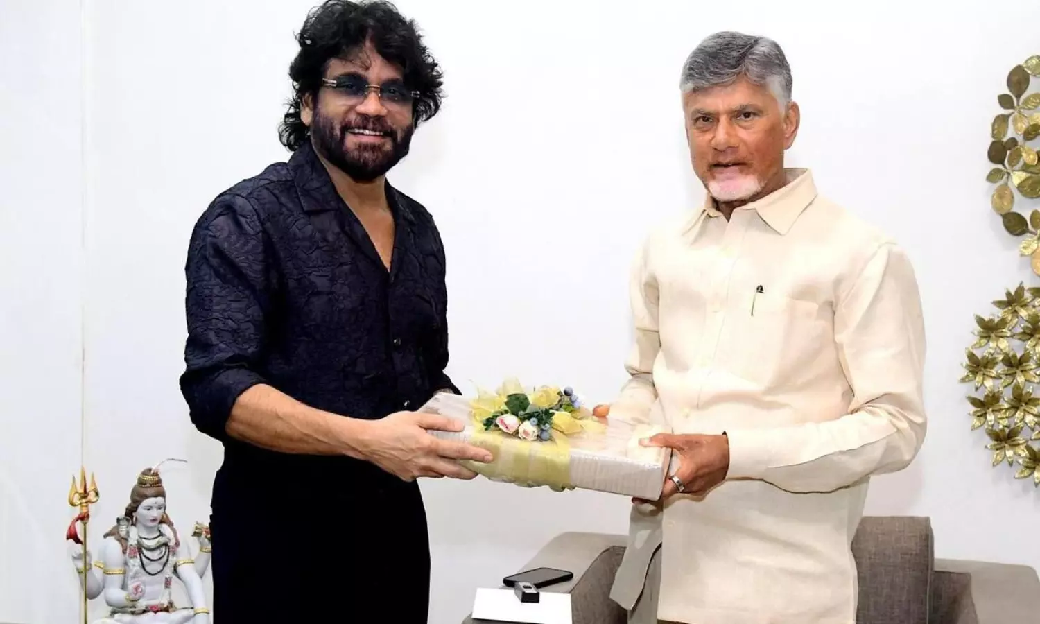 Nagarjuna invites Chandrababu In Akhil Wedding