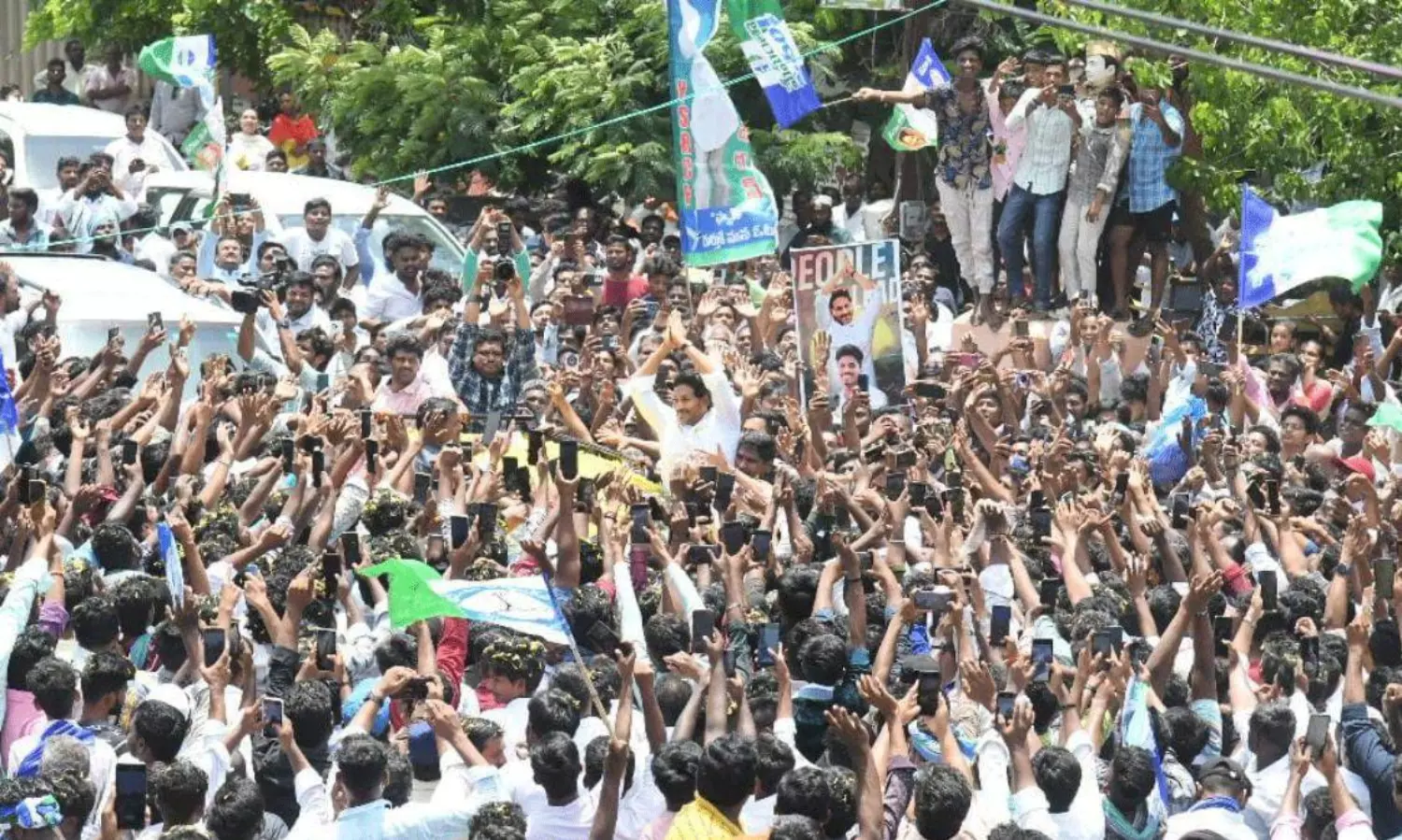 జ‌గ‌న్‌కు నిర‌స‌న సెగ‌... తెనాలిలో ఎస్సీల ధ‌ర్నా!