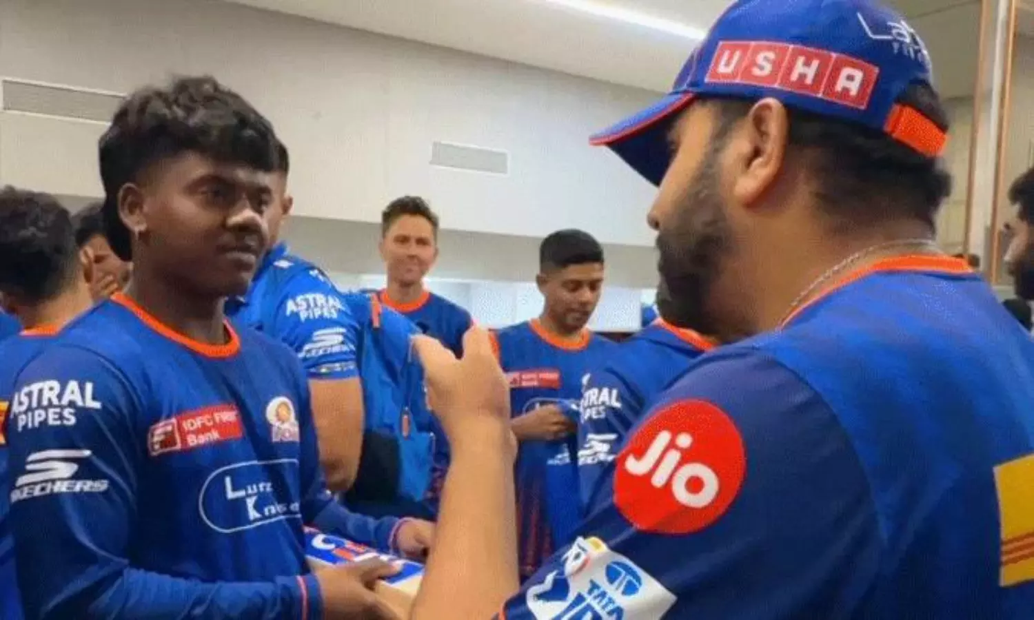 అపర దాన కర్ణుడు రోహిత్ శర్మ.. కిట్ లోని బ్యాట్లన్నీ మాయం