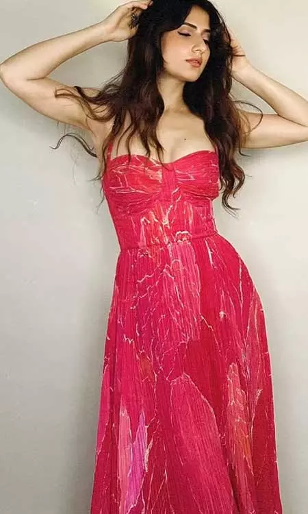 Fatima Sana Shaikh Radiates Elegance in Flowing Pink Dress