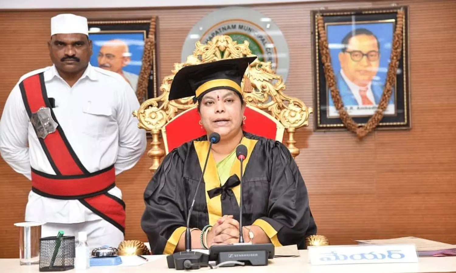 మాజీ మేయర్ మౌనం,,, వైసీపీకి దూరం ?