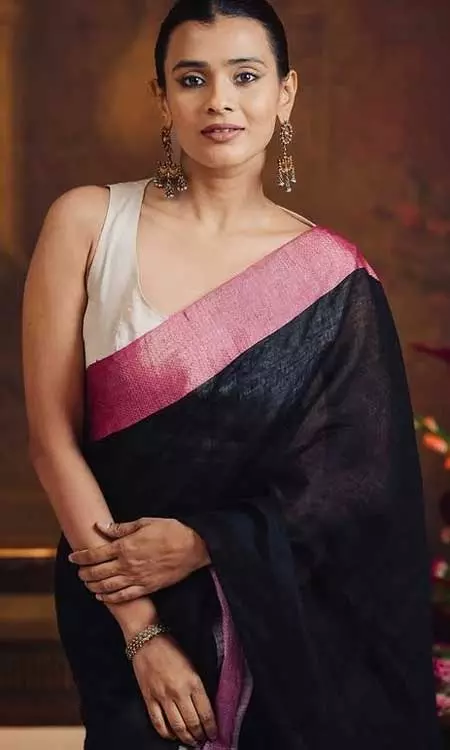 Hebah Patel Shares Her Elegant Look in Saree