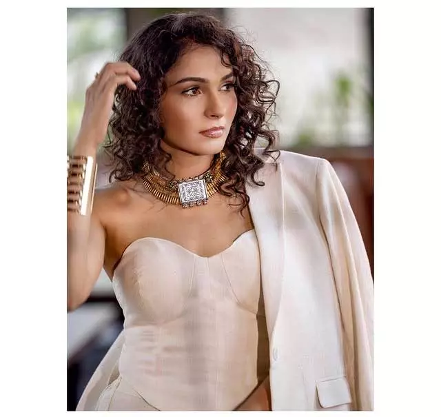 Andrea Jeremiah’s Easy Style and Calm Vibes Shine in New Post Andrea Jeremiah’s Easy Style and Calm Vibes Shine in New Post