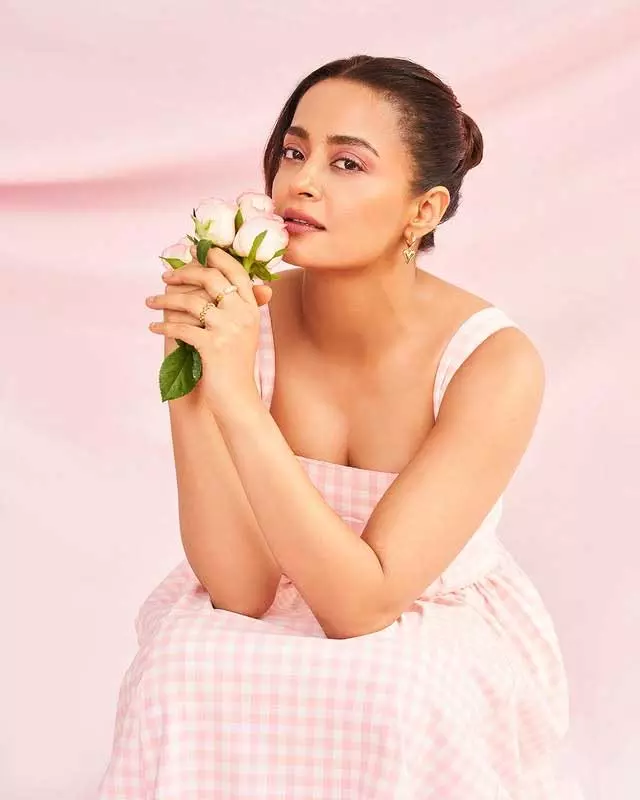 Surveen’s Gingham Glam Gets Everyone Talking Surveen’s Gingham Glam Gets Everyone Talking