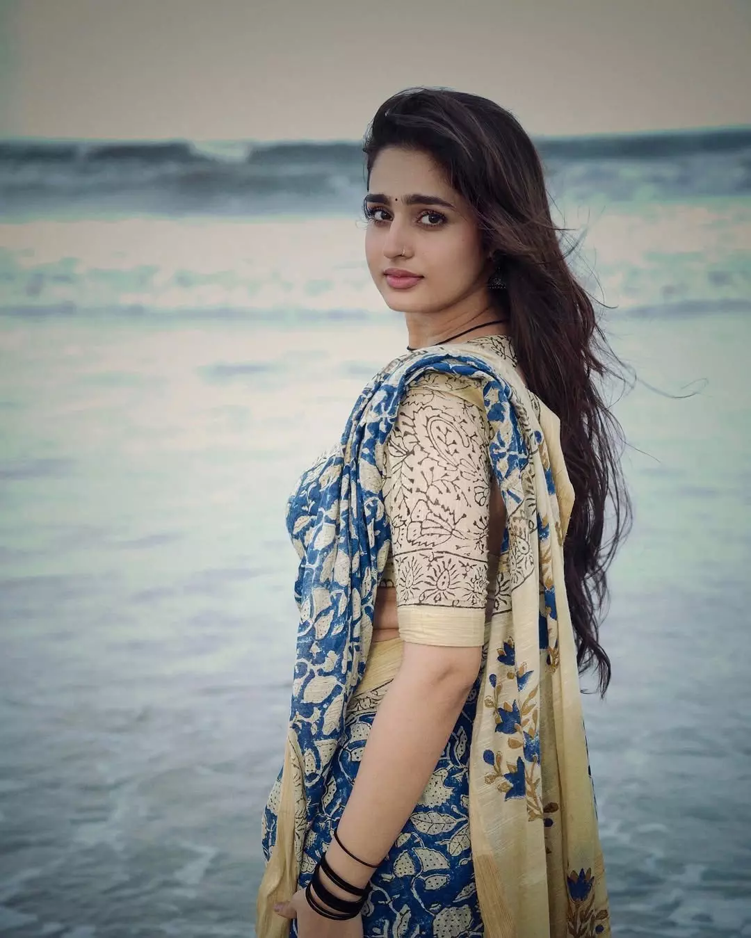 Ayesha Khan’s Look Is a Masterclass in Ethnic Glam Ayesha Khan’s Look Is a Masterclass in Ethnic Glam