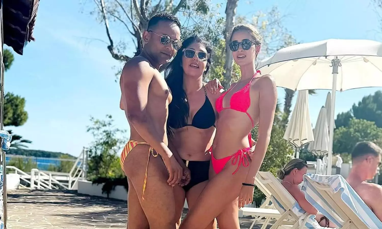 అన‌న్య‌తో ఎవ‌డు ఆ సింగిల్ పీస్ బికినీ బోయ్?