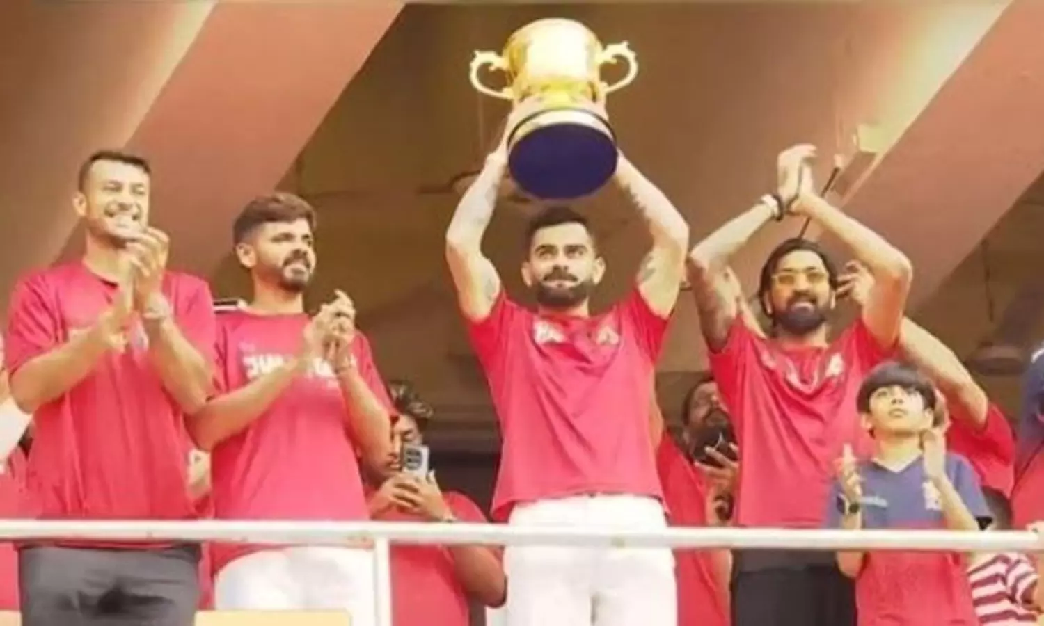 కోహ్లీ చేతిలో కప్.. కల నిజమైంది.. విషాదం వెంటాడింది