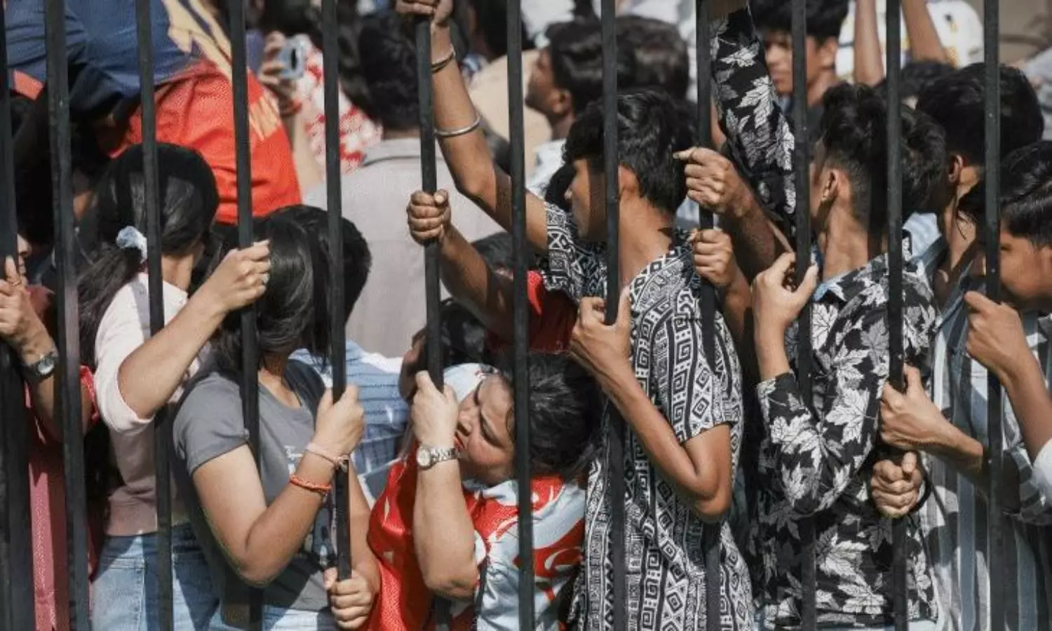 తొక్కిసలాటలో రాక్షసత్వం: మహిళల పట్ల అసభ్య ప్రవర్తన