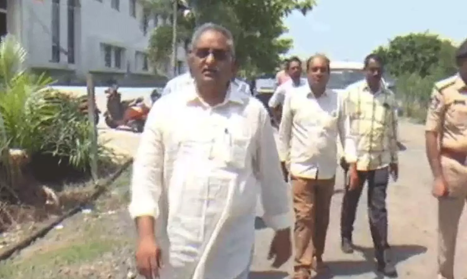 ఆరు పదుల వయసులో లా చదవనున్న ఏబీ వెంకటేశ్వరరావు ఆరు పదుల వయసులో లా చదవనున్న ఏబీ వెంకటేశ్వరరావు