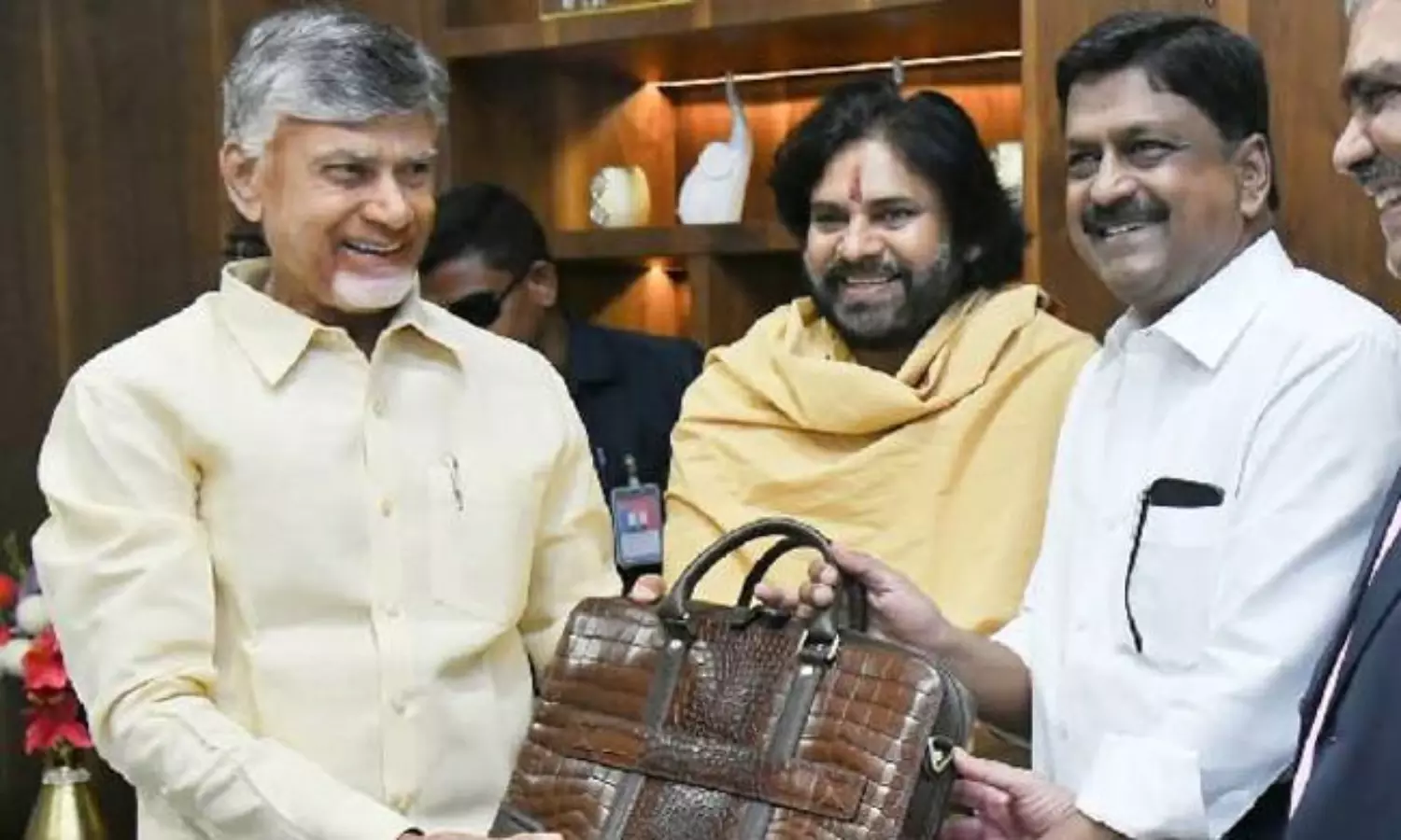 70 శాతం హామీల అమలు.. ఎవరి మాట ..! 70 శాతం హామీల అమలు.. ఎవరి మాట ..!