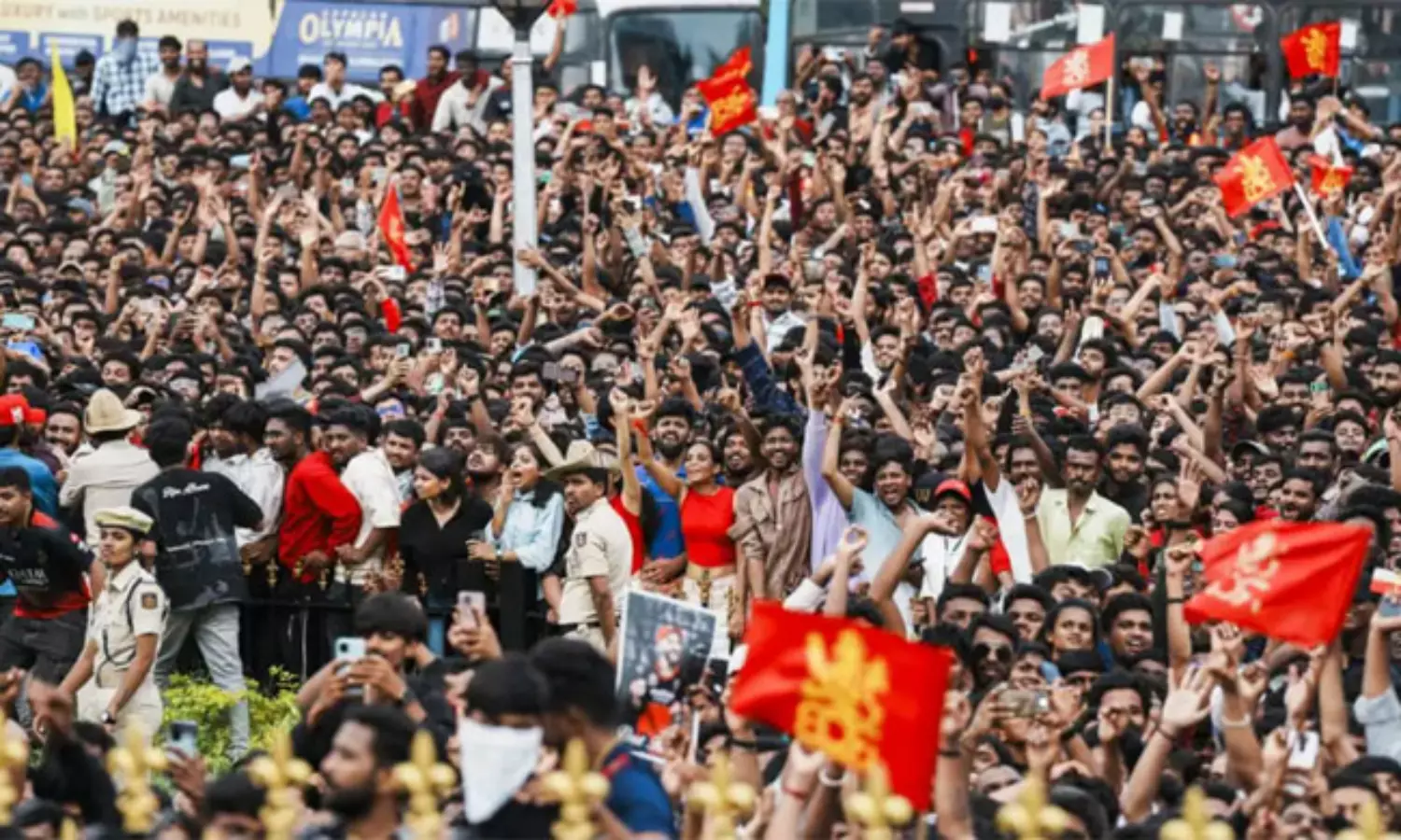 చిన్నస్వామి దుర్ఘటన..ఇక విజయోత్సవాలు లేనట్లే.. బీసీసీఐ కొత్త రూల్స్? చిన్నస్వామి దుర్ఘటన..ఇక విజయోత్సవాలు లేనట్లే.. బీసీసీఐ కొత్త రూల్స్?