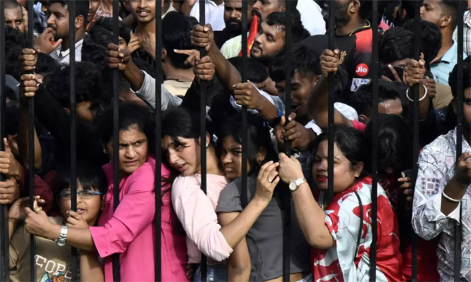 ఇంటికి 10 లక్షలు..క్షతగాత్రులకు సాయం..చిన్నస్వామి ప్రమాదంపై ఆర్సీబీ