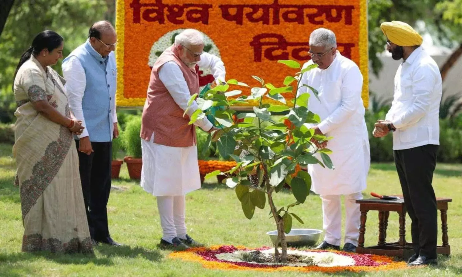 ప్రపంచ పర్యావరణ దినోత్సవం సందర్భంగా సింధూర మొక్క నాటిన ప్రధాని మోదీ