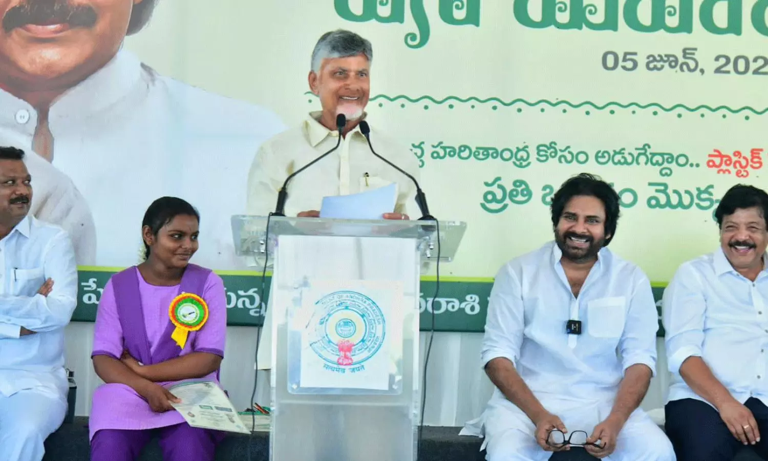 వారికి గాలి పీల్చే హక్కు లేదు...బాబు సంచలన వ్యాఖ్యలు వారికి గాలి పీల్చే హక్కు లేదు...బాబు సంచలన వ్యాఖ్యలు