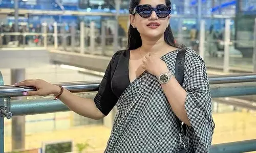 Sravanthi Chokarapu Radiates Elegance in Her Latest Saree Looks