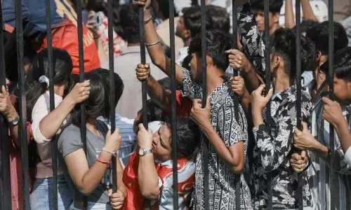 తొక్కిసలాటలో రాక్షసత్వం: మహిళల పట్ల అసభ్య ప్రవర్తన