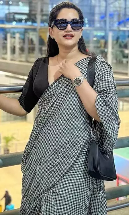 Sravanthi Chokarapu Radiates Elegance in Her Latest Saree Looks